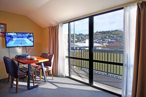 Standard Two Bedroom Unit - 1 Queen, 3 Singles | In-room dining