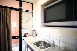 Select Comfort beds, individually decorated, desk, iron/ironing board - Heritage Court Lodge  (Oamaru)