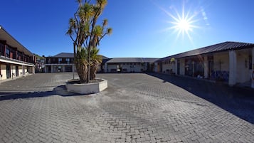 Vista frontal de la propiedad