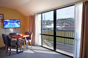Suite Standard, 2 chambres (1 Queen, 3 Singles) | Repas dans la chambre