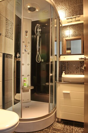 Standardzimmer, 2 Einzelbetten | Dusche im Bad