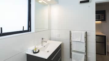 Executive-Studiosuite | Badezimmer | Dusche, kostenlose Toilettenartikel, Haartrockner, Handtücher