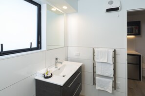 Executive Studio Suite | Bathroom | Shower, free toiletries, hair dryer, towels - Carnmore Hagley Park (Christchurch)