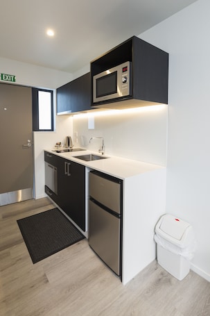 Executive Studio Suite | Private kitchen | Fridge, microwave, coffee/tea maker, electric kettle