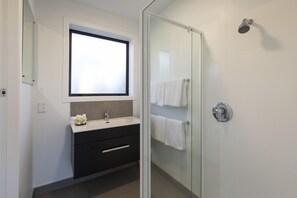 Deluxe Apartment, 2 Bedrooms | Bathroom