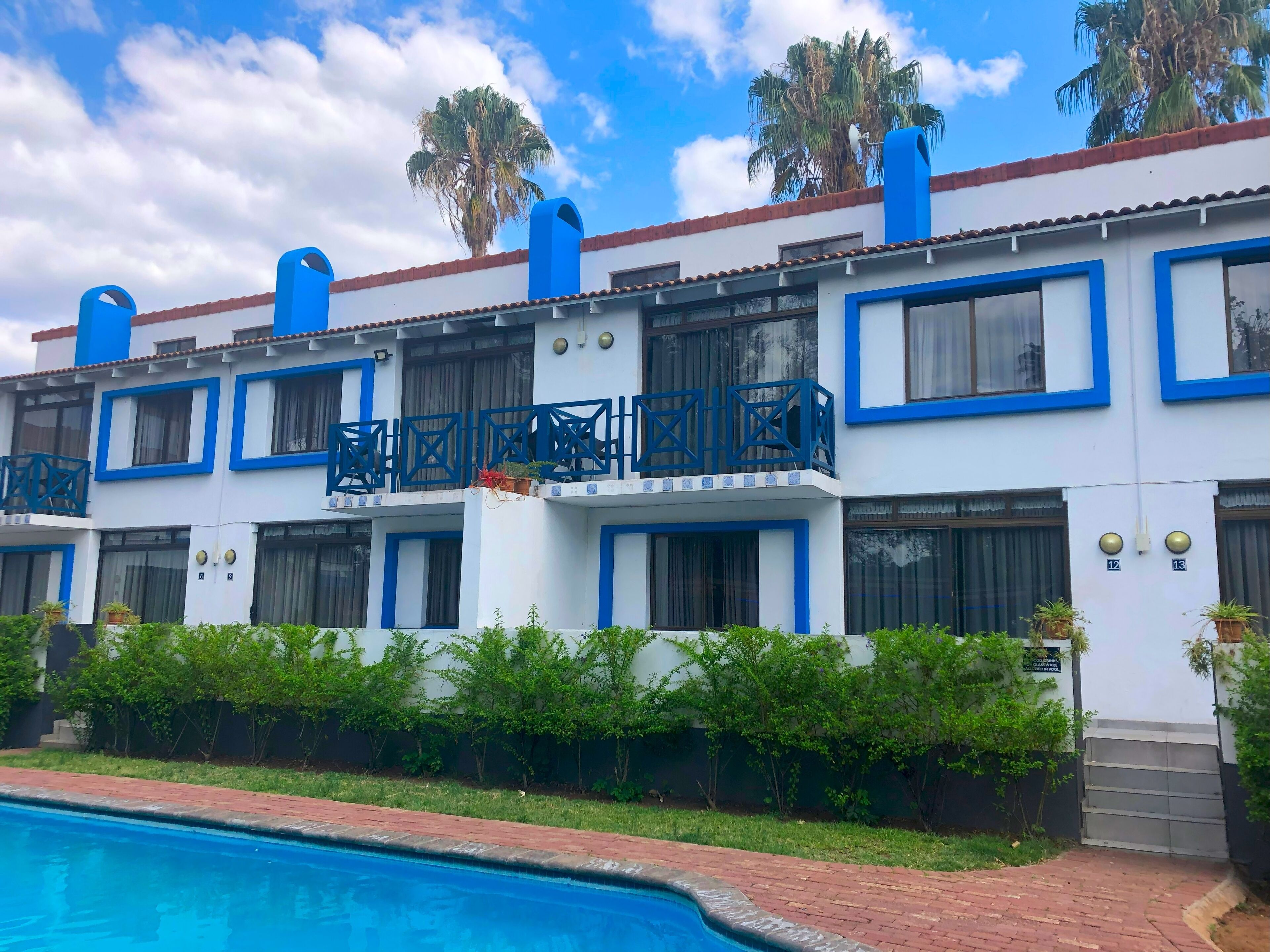 Piscine extérieure, parasols de plage, chaises longues