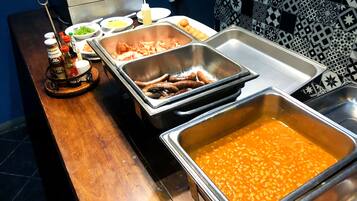 Desayuno completo diario (ZAR 175 por persona)