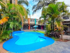 Outdoor pool, pool umbrellas, sun loungers - Elephant Springs Hotel (Bela-Bela)