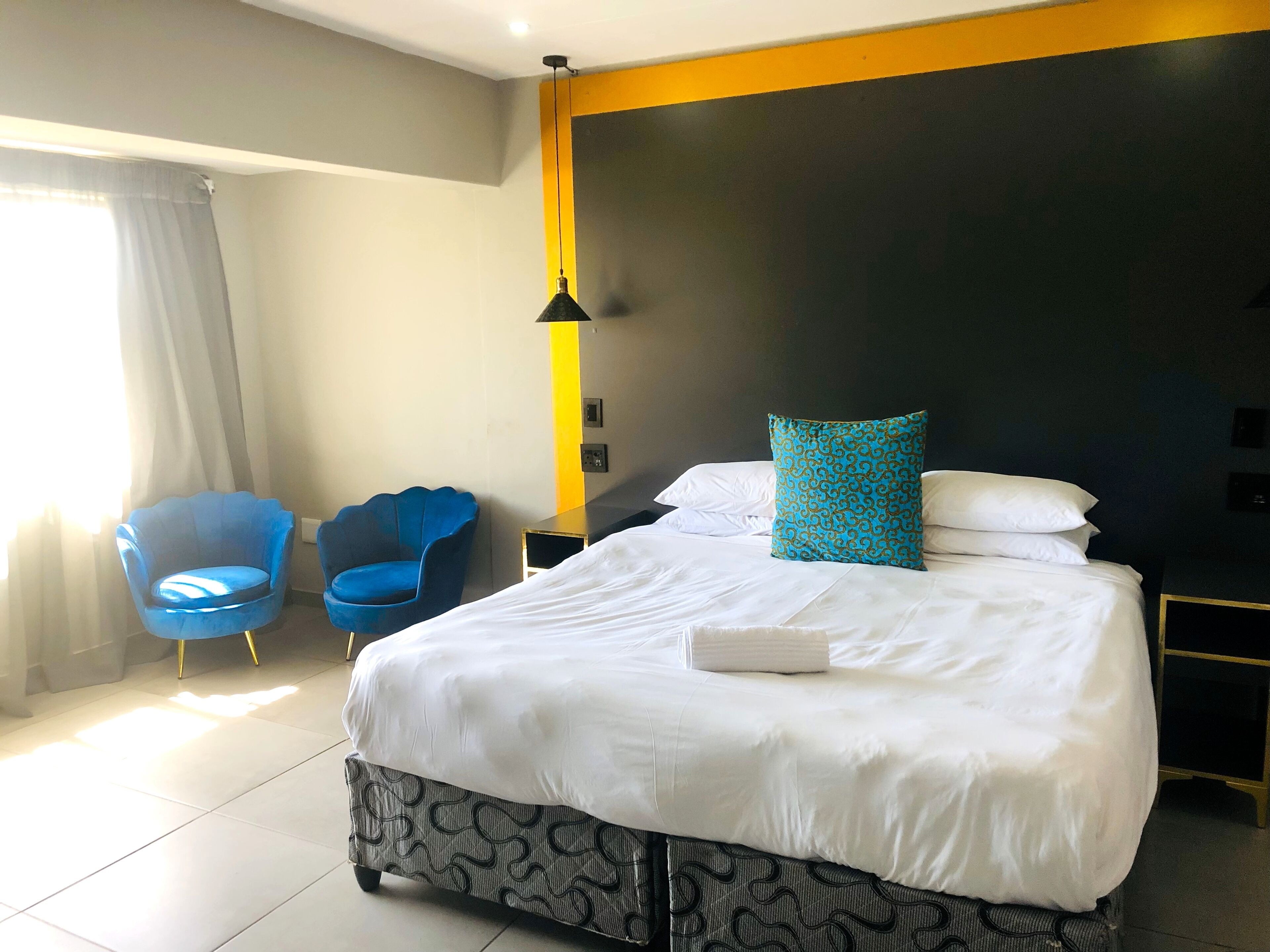 Family Room (First Floor) | Minibar, individually decorated, individually furnished, bed sheets