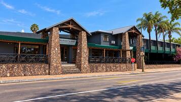 A restaurant with a stone facade and a sign indicating it is a restaurant and bar.