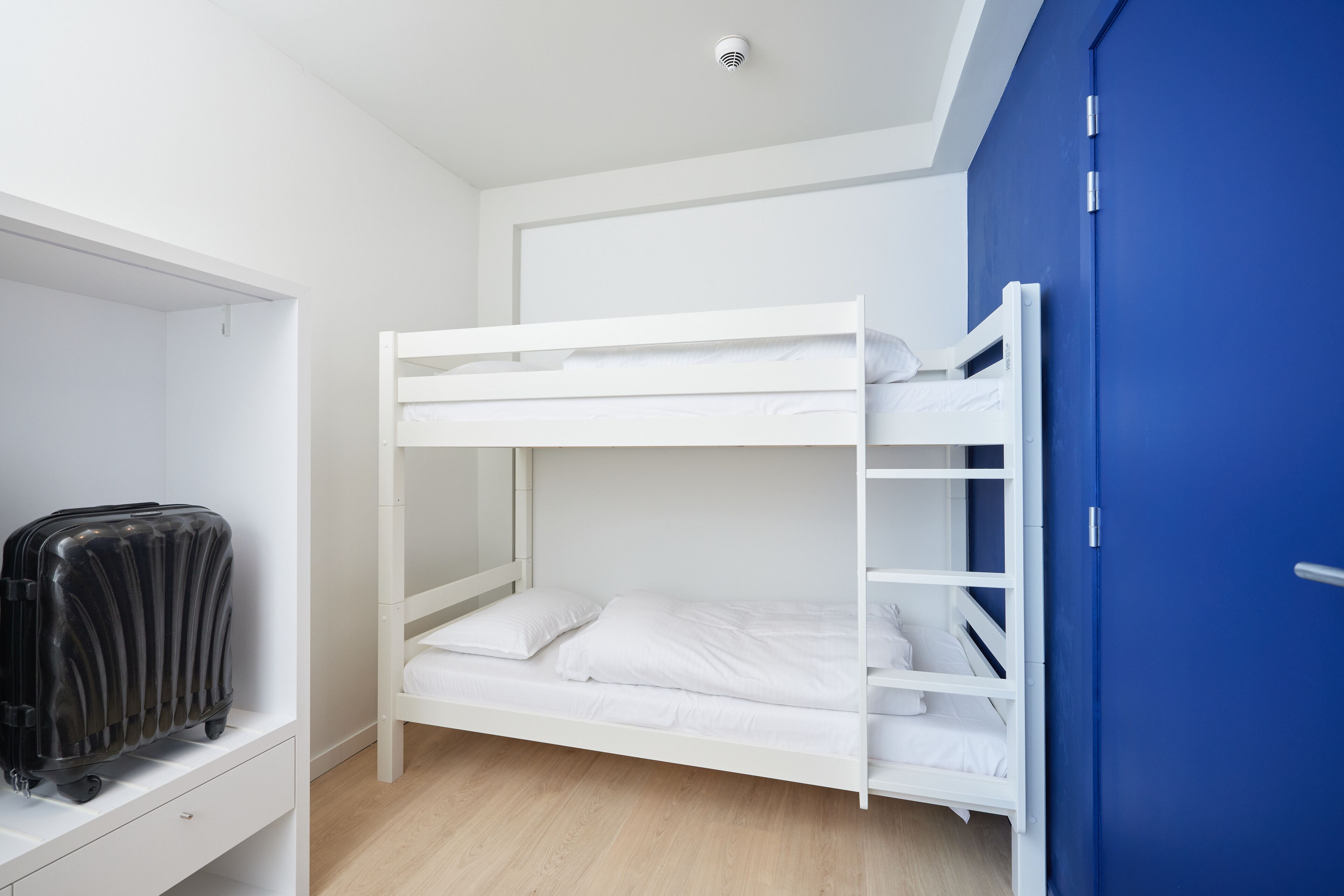 Cortinas blackout, wifi gratis y ropa de cama 