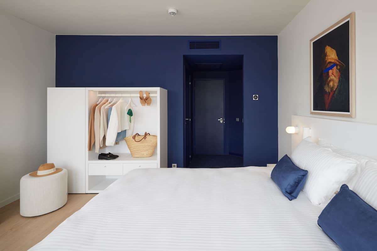 family room, 2 bedrooms | 1 bedroom, blackout curtains, free wifi, bed sheets