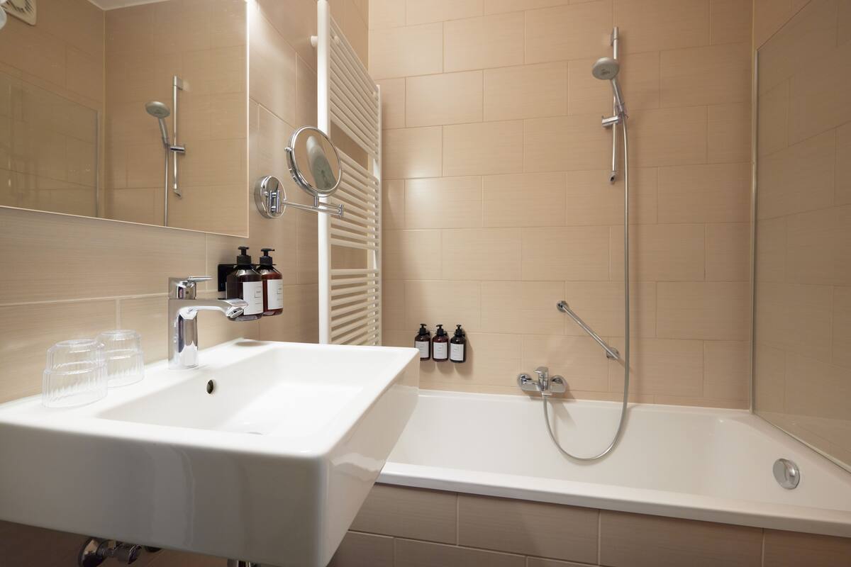 comfort room, courtyard area | bathroom | towels