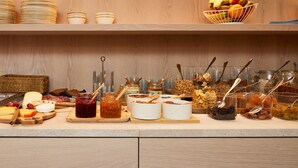 Una mesa de buffet con diferentes alimentos y utensilios.