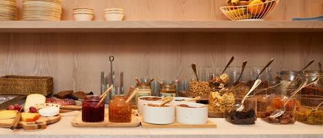 Un buffet proposant une variété de plats et d'ustensiles.