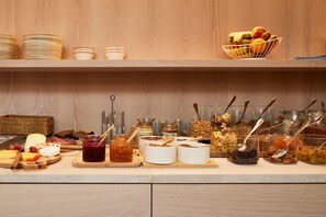 Petit déjeuner buffet (22 EUR par personne)