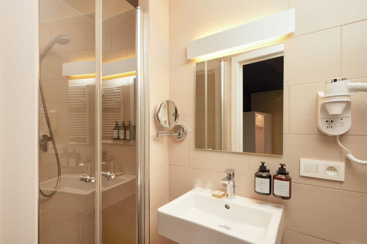 double room (small) | bathroom | towels