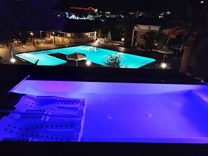 Seasonal outdoor pool, open 9:00 AM to 7:00 PM, pool umbrellas - Hotel Kyriaki (Chania)