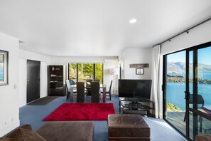 24-inch LCD TV with digital channels, TV, DVD player - Amity Serviced Apartments (Queenstown)