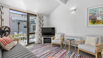 En 24-tommers LCD-TV med digitale kanaler samt TV og DVD-spiller