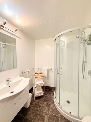 Standard Two Bedroom Apartment | Bathroom | Combined shower/bathtub, deep-soaking bathtub, hair dryer, towels - Amity Serviced Apartments (Queenstown)