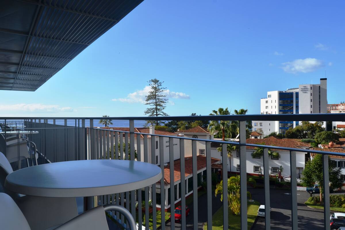 Chambre Double ou avec lits jumeaux, vue partielle sur la mer | Balcon