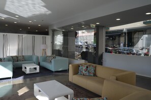 A modern lobby with a sofa, armchairs, and a coffee table. - Madeira Bright Star Hotel (Funchal)