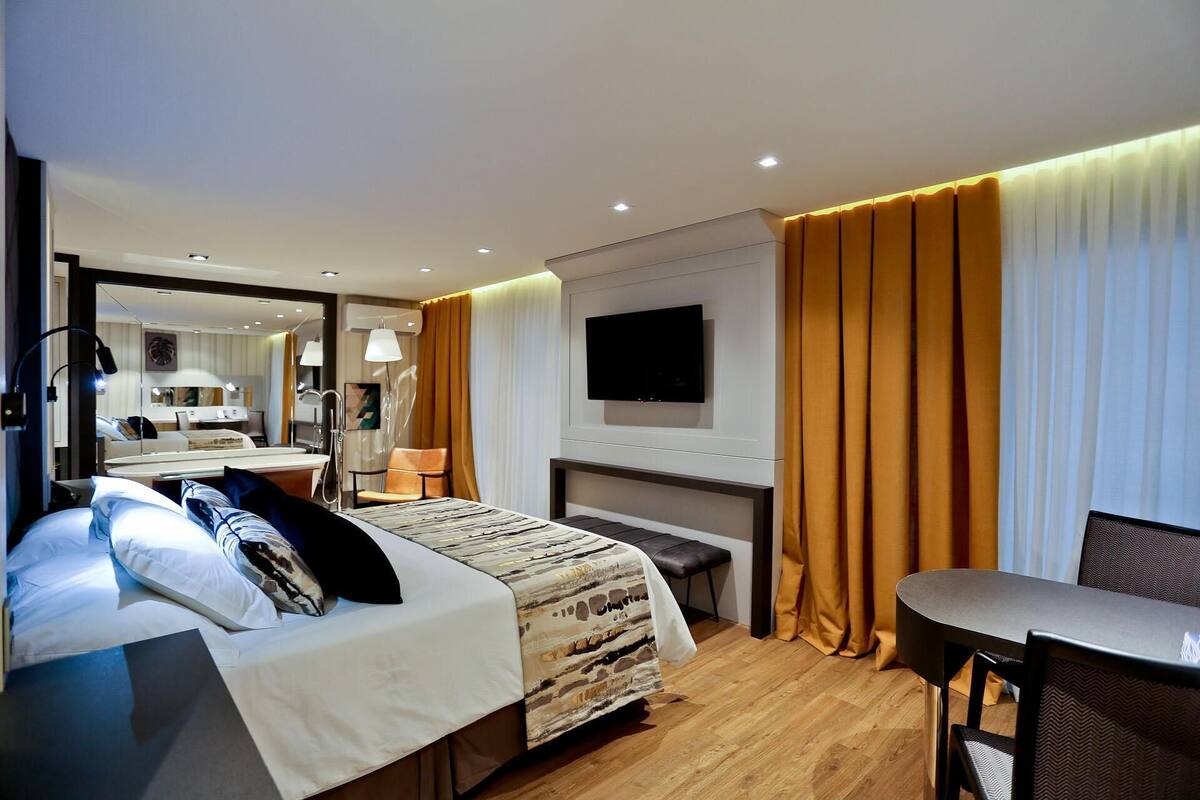 Minibar, caja de seguridad en la habitación y escritorio