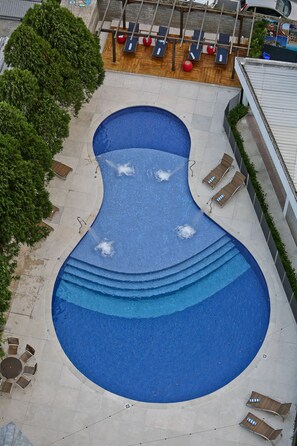 室外游泳池，日光浴躺椅