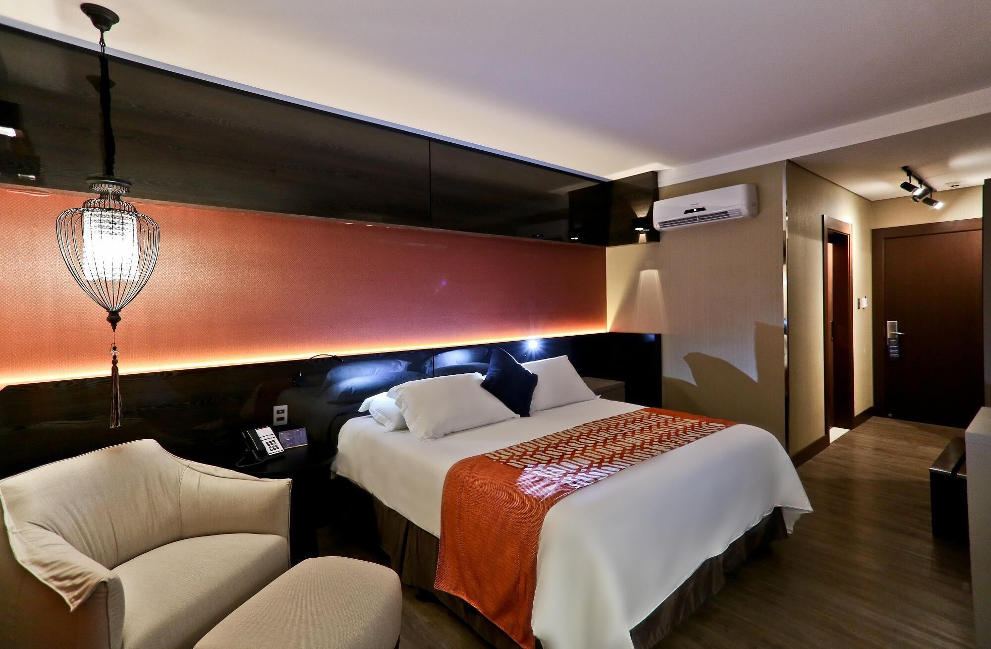 Minibar, caja de seguridad en la habitación y escritorio 
