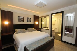 Suite Master Vista Piscina | Minibar, una cassaforte in camera, una scrivania, postazione laptop