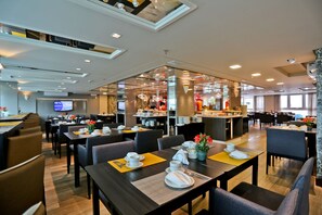 朝食 (ビュッフェ)、毎日提供 (無料)