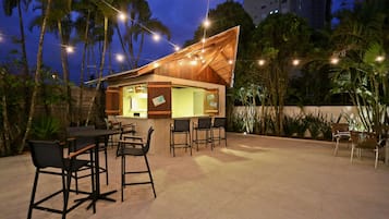 Bar à beira da piscina