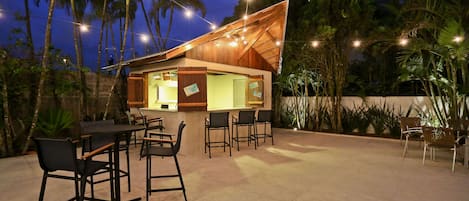 Bar tepi kolam renang