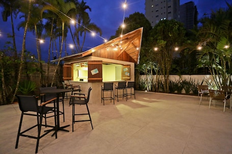 Bar junto a la piscina