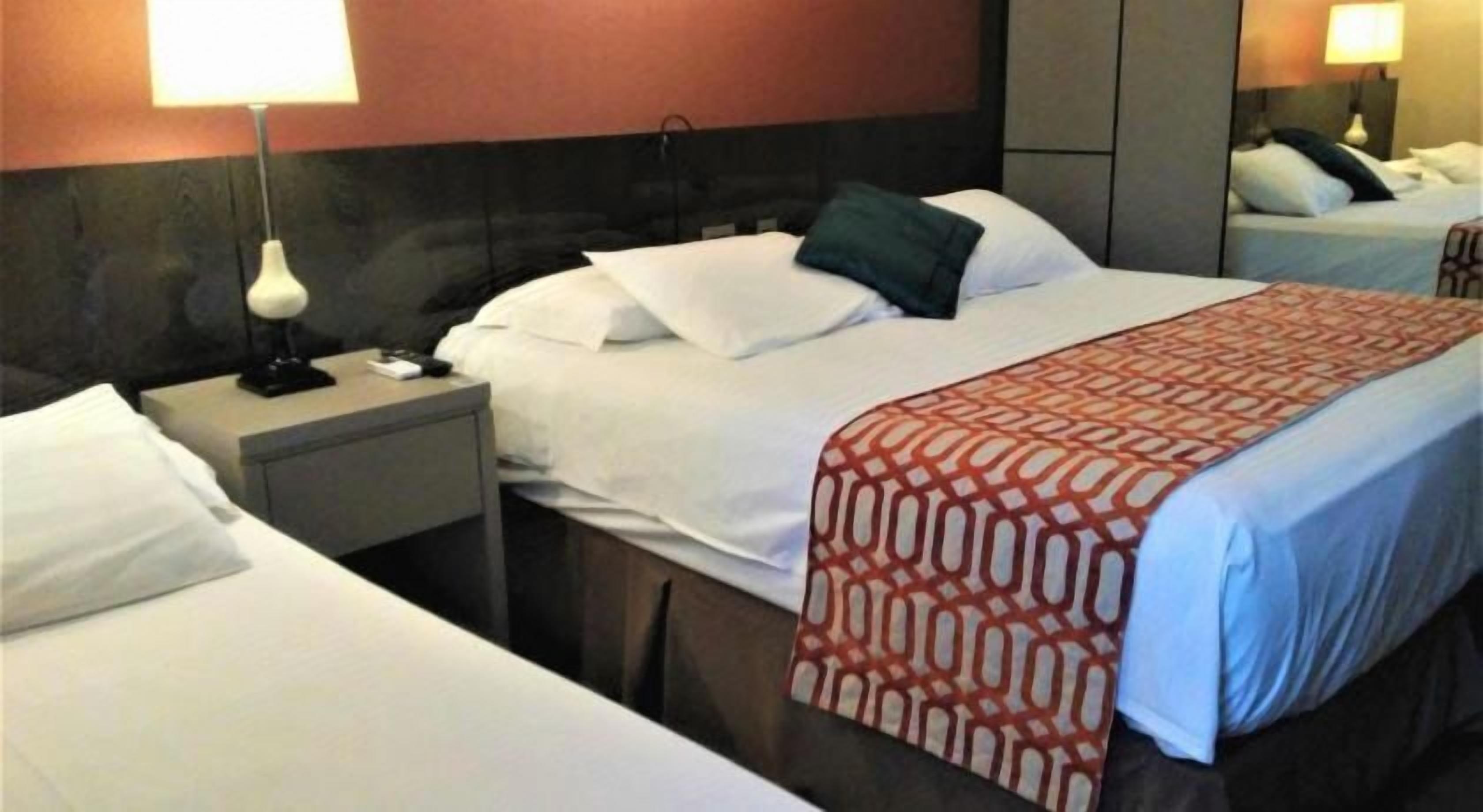 Minibar, caixa forta a l'habitació i escriptori 