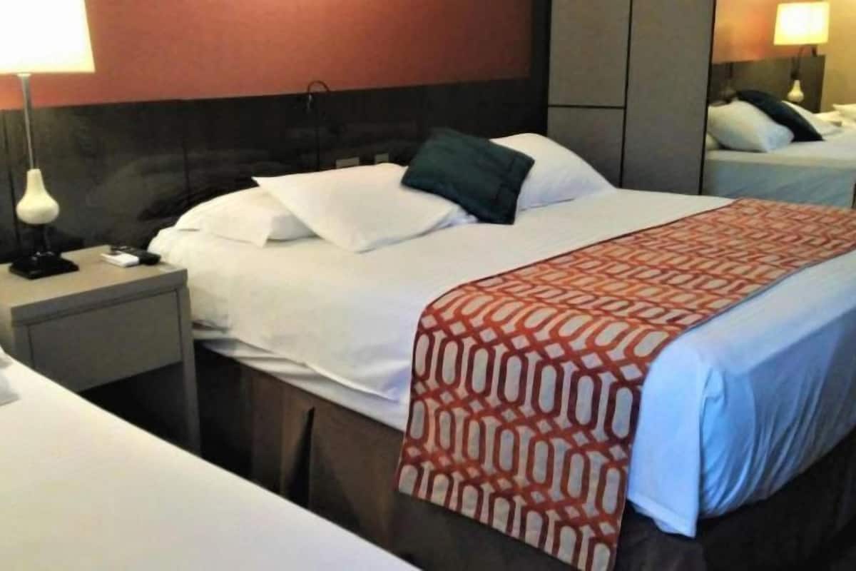 Minibar, coffres-forts dans les chambres, bureau