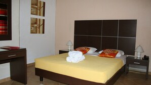 Pillowtop-bedden, een bureau, extra bedden