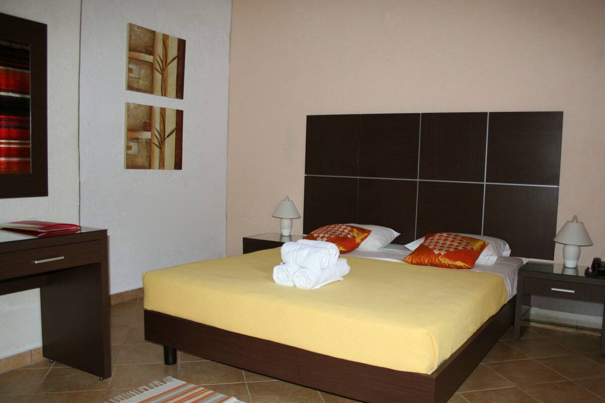 Surmatelas, bureau, lits pliants/supplémentaires