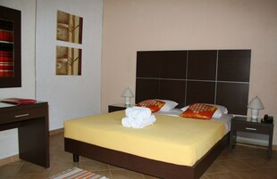 Habitación familiar | Colchones con acolchado adicional, escritorio, camas supletorias