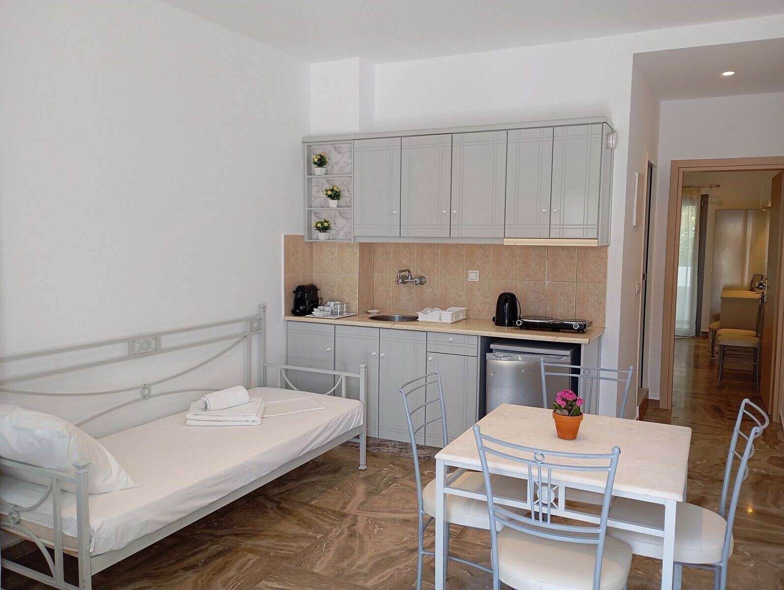 Superior Apartment Street and Garden View | 1 bilik tidur, peralatan tempat tidur premium, katil Select Comfort 