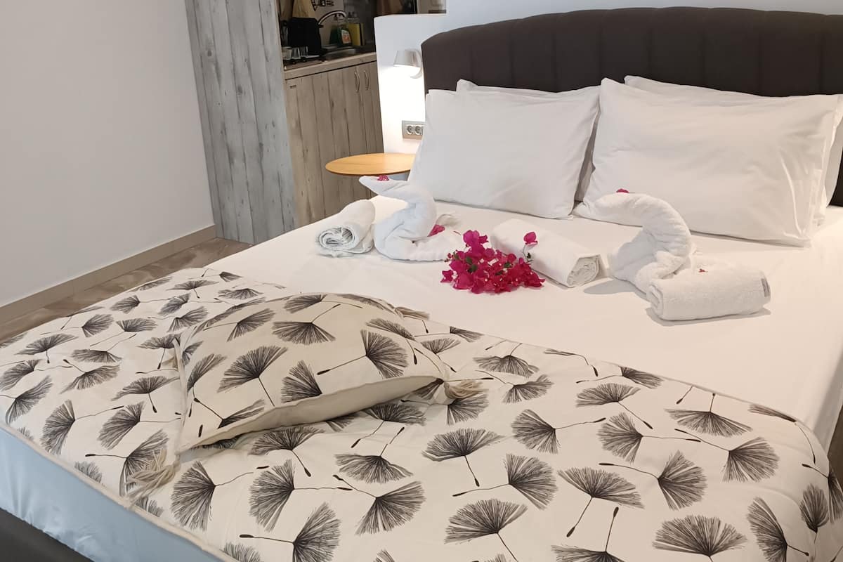 Superior Studio Street or Garden View | 1 makuuhuone, ylelliset vuodevaatteet