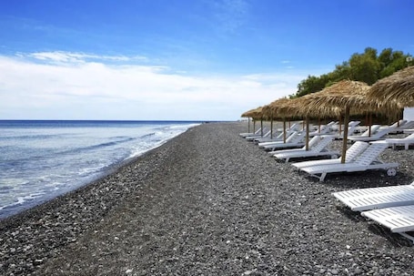 Una playa cerca, arena negra