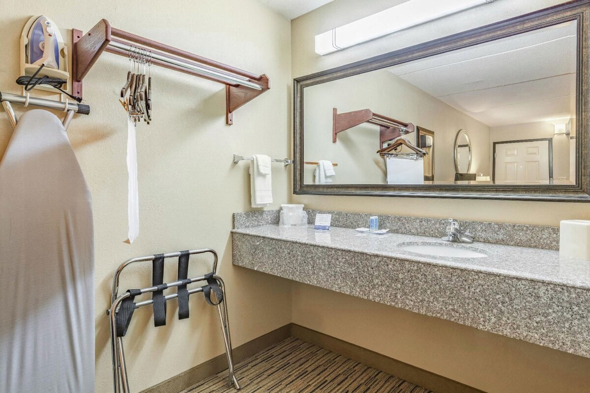 Bathroom | Combined shower/tub, hydromassage showerhead, free toiletries