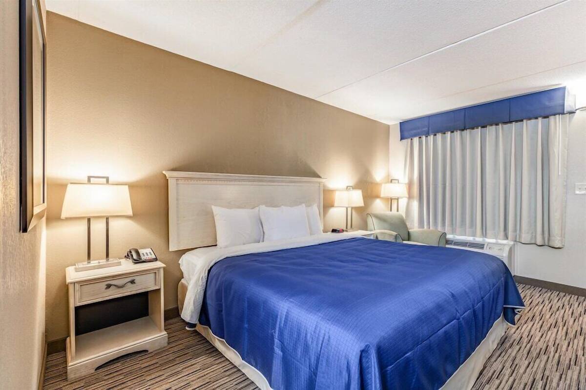 Roupas de cama premium, espaço de trabalho para notebook