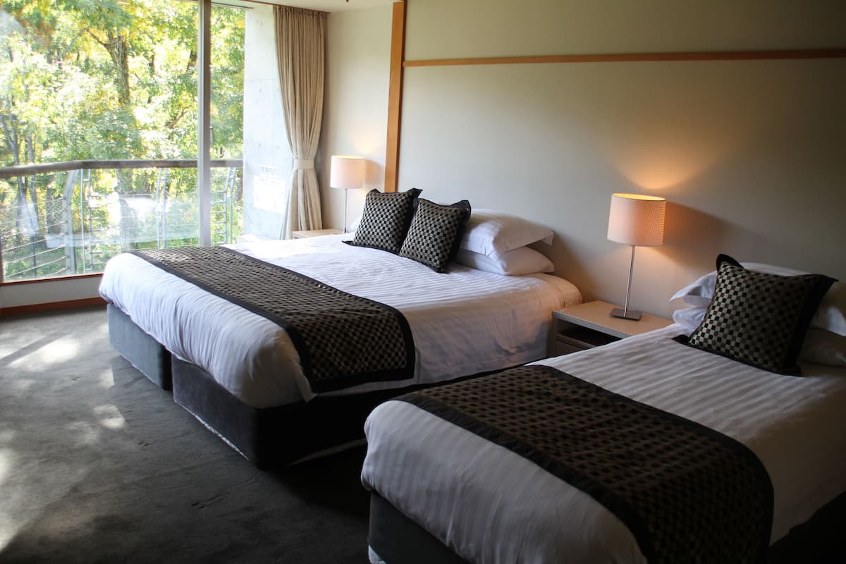 Camera, 2 camere da letto, vista montagna (Triple+King/Twin,kitchen,dining,loung) | Letti aggiuntivi (a pagamento), Wi-Fi gratuito, lenzuola