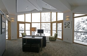 스튜디오 (1 King or Twin and Queen Wall Bed ) | 거실 공간 | 평면 TV, DVD 플레이어, iPod 도킹 스테이션