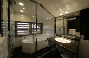 Studio (1 King or Twin and Queen Wall Bed ) | Badkamer | Gratis toiletartikelen, een haardroger, pantoffels, een bidet