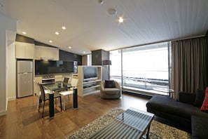 Televisión de pantalla plana, reproductor de DVD y estación para iPod