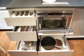Fridge, microwave, electric kettle, cookware/dishes/utensils - The Ridge Hotel & Apartments (Hakuba)